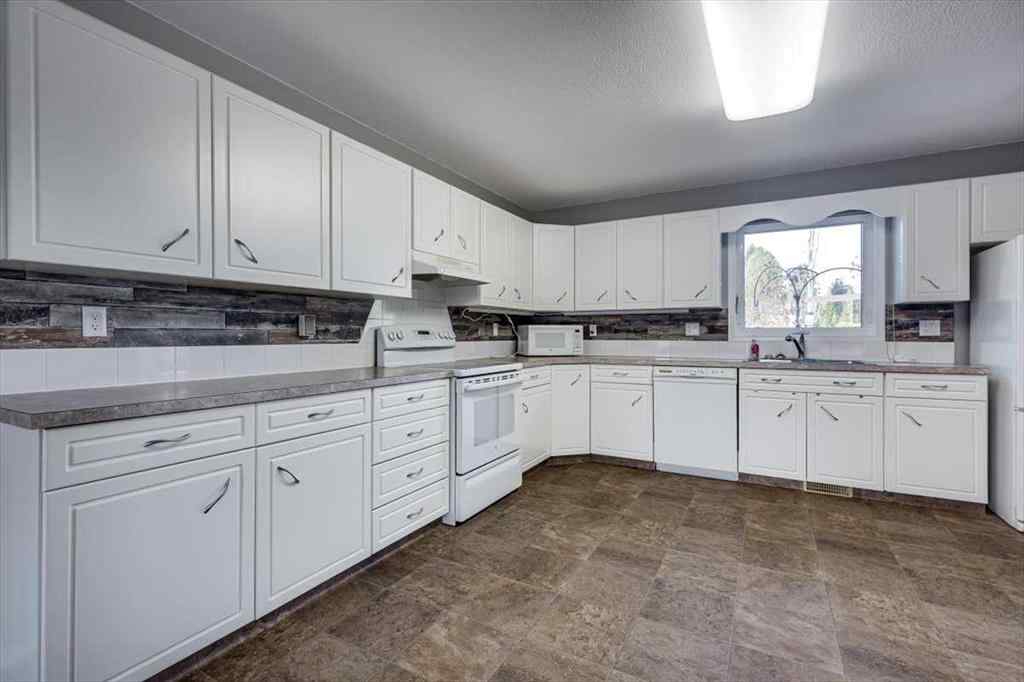 MLS&reg; # A2270281 - 6110 38 Avenue  in Grandview Stettler, Residential Open Houses