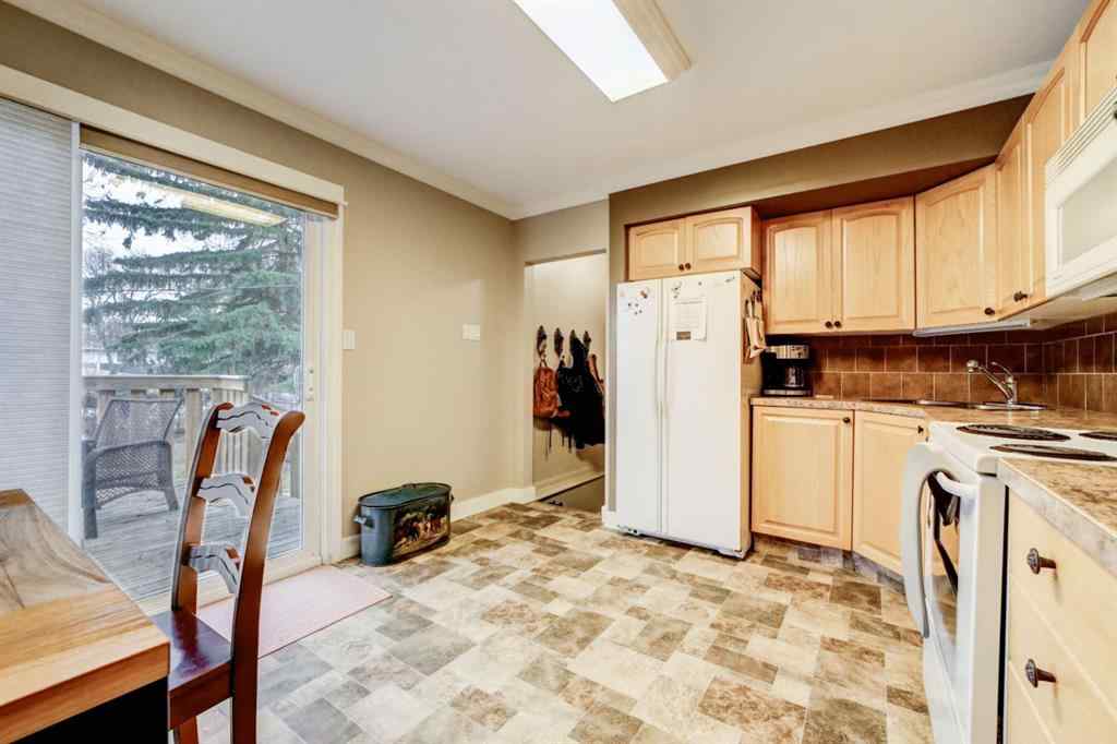 MLS&reg; # A2270303 - 613 10th Street N in Senator Buchanan Lethbridge, Residential Open Houses