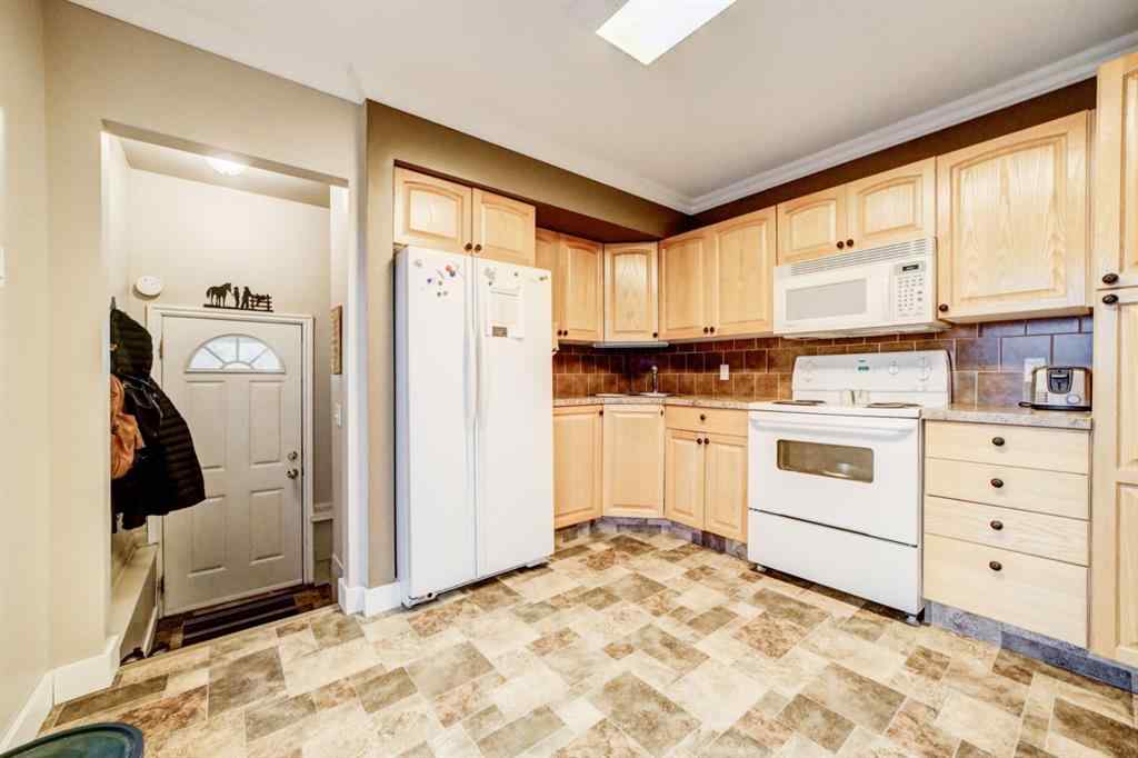 MLS&reg; # A2270303 - 613 10th Street N in Senator Buchanan Lethbridge, Residential Open Houses