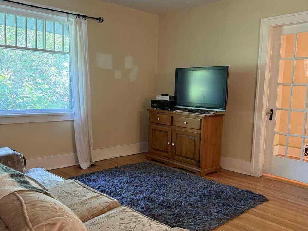 MLS&reg; # A2270317 - 133 10 Avenue NE in Crescent Heights Calgary, Residential Open Houses