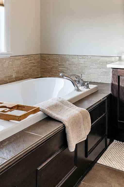 MLS&reg; # A2270455 - 203 Sterling Crescent SE in SE Southridge Medicine Hat, Residential Open Houses