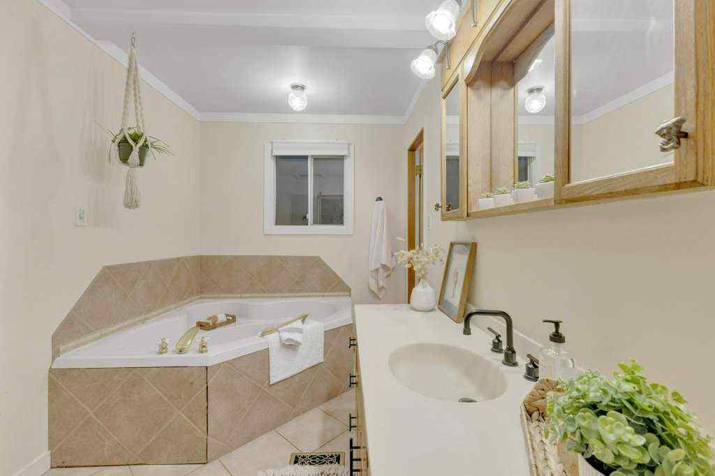 MLS&reg; # A2270464 - 4535 47 Street  in Palo Sylvan Lake, Residential Open Houses