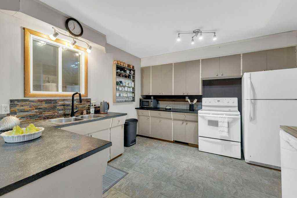 MLS&reg; # A2270464 - 4535 47 Street  in Palo Sylvan Lake, Residential Open Houses