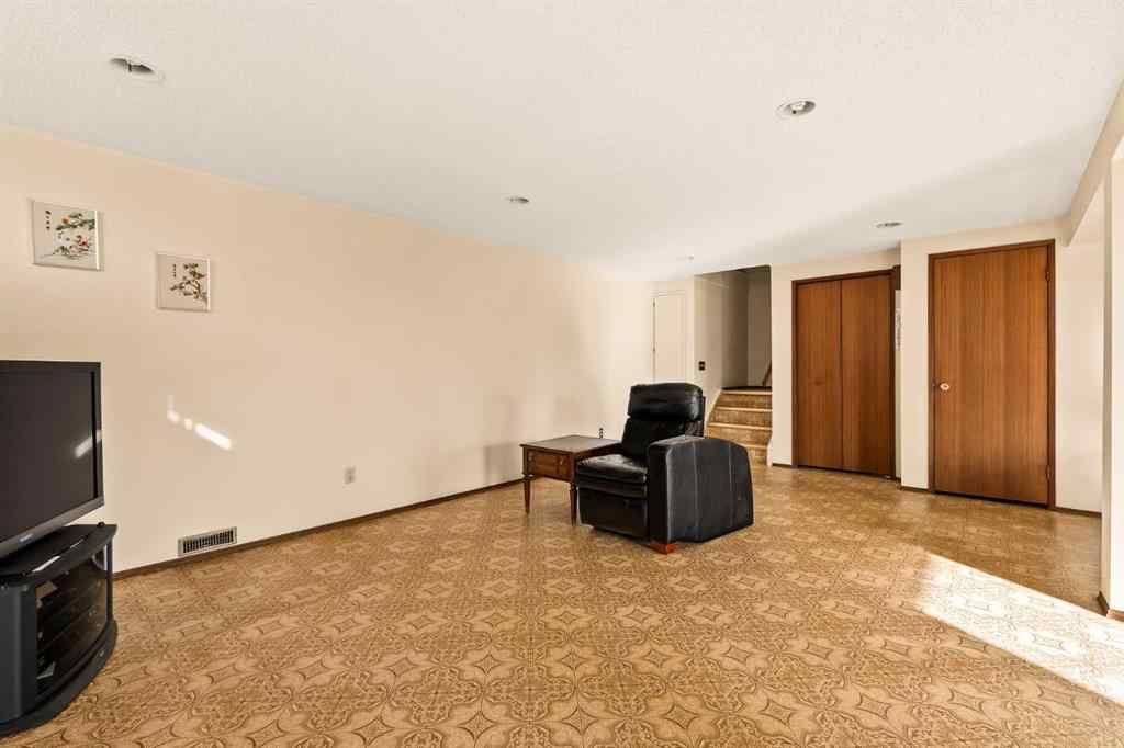 MLS&reg; # A2270497 - 16 Edgeland Bay NW in Edgemont Calgary, Residential Open Houses