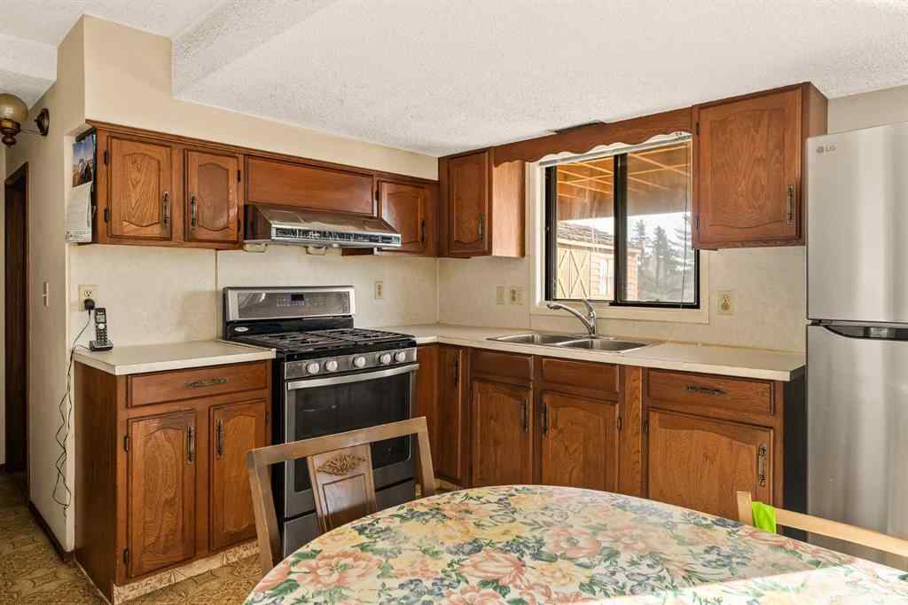 MLS&reg; # A2270497 - 16 Edgeland Bay NW in Edgemont Calgary, Residential Open Houses