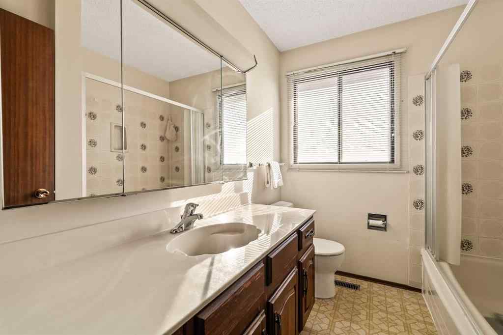 MLS&reg; # A2270497 - 16 Edgeland Bay NW in Edgemont Calgary, Residential Open Houses