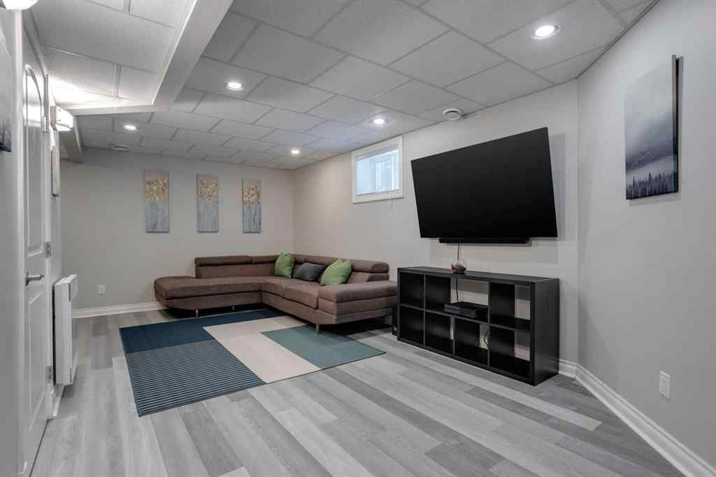 MLS&reg; # A2270592 - Unit #1 219 17 Avenue NE in Tuxedo Park Calgary, Residential Open Houses