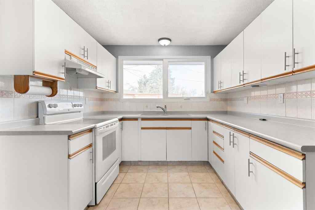 MLS&reg; # A2270693 - 898 13 Street NE in Northeast Crescent Heights Medicine Hat, Residential Open Houses