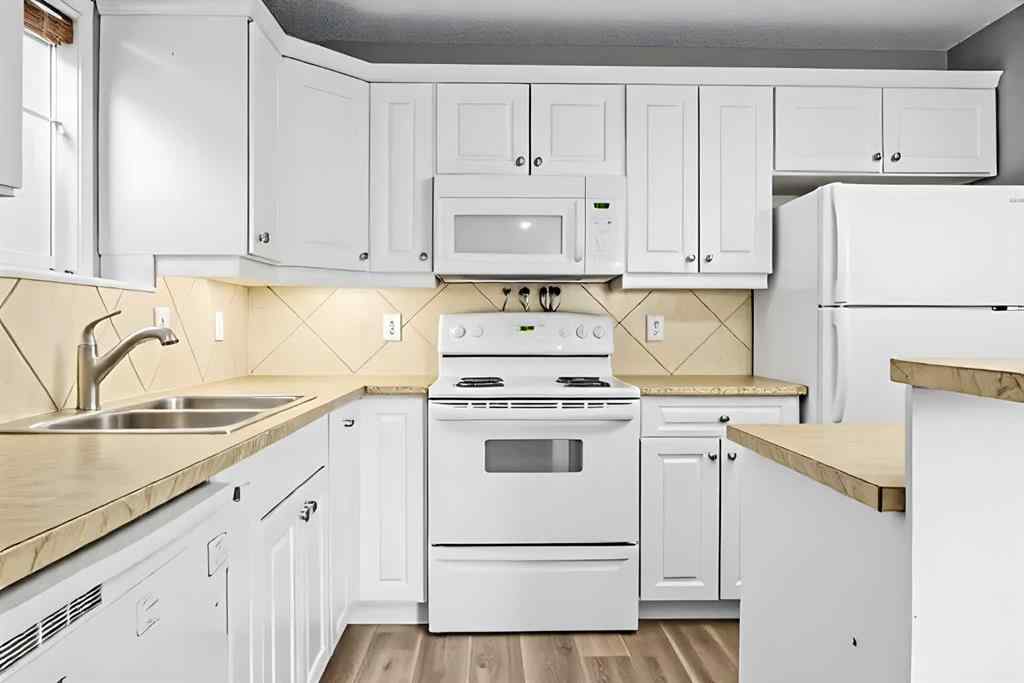 MLS&reg; # A2270701 - Unit #102 139 26 Avenue NW in Tuxedo Park Calgary, Residential Open Houses