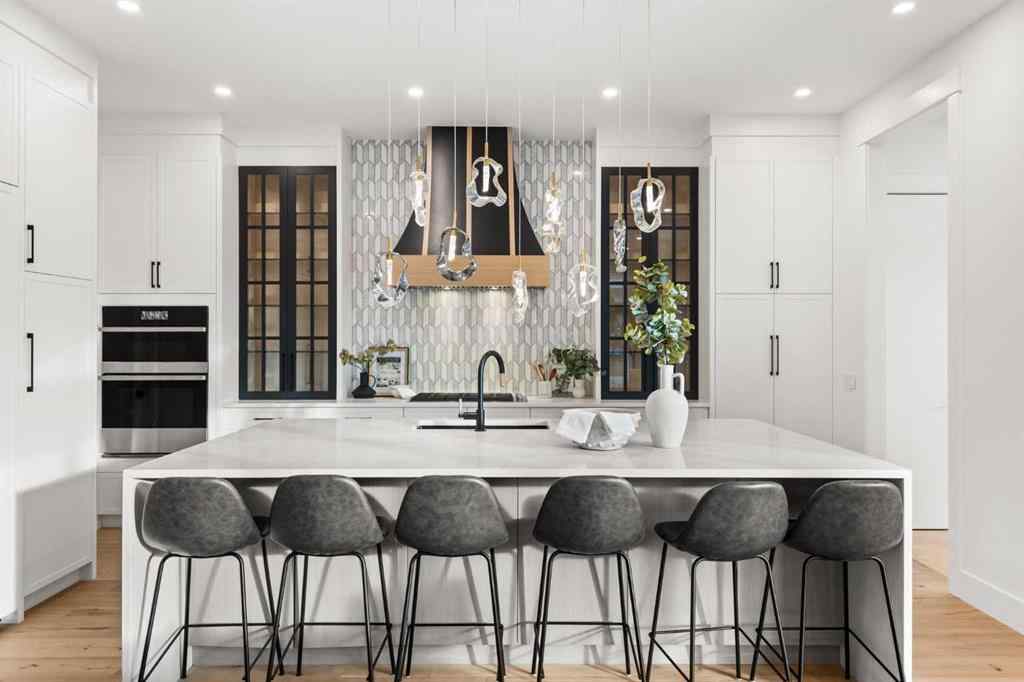 MLS® A2270822 - 725 18 Avenue NW in Mount Pleasant Calgary, Residential