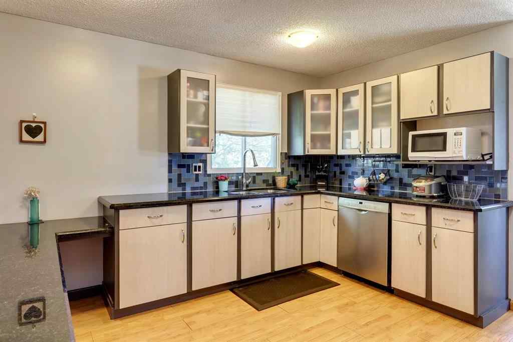 MLS&reg; # A2271100 - 19 Shawmeadows Gate SW in Shawnessy Calgary, Residential Open Houses