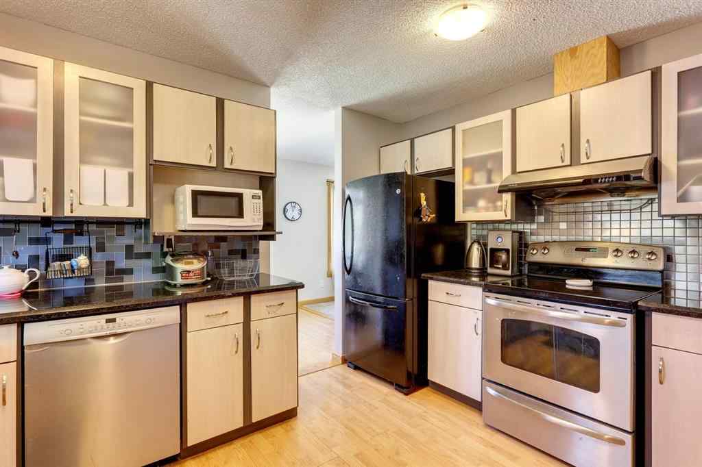 MLS&reg; # A2271100 - 19 Shawmeadows Gate SW in Shawnessy Calgary, Residential Open Houses