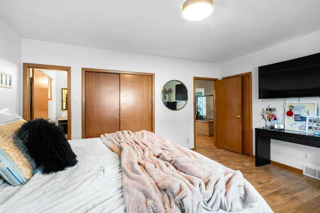 MLS&reg; # A2271198 - 7 Creston Crescent NW in Banff Trail Calgary, Residential Open Houses