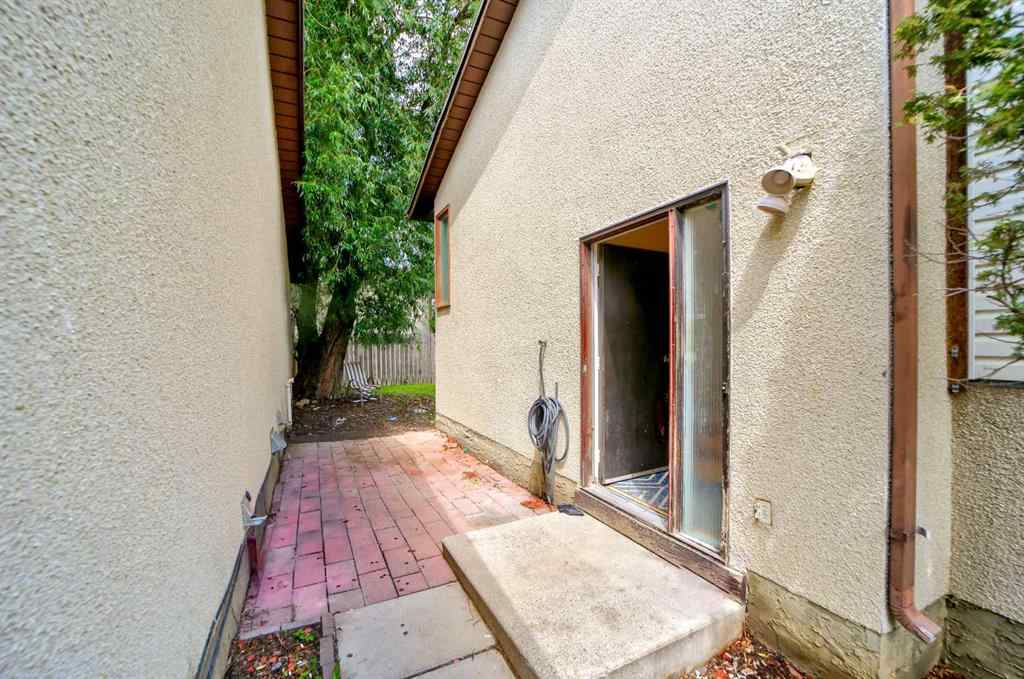 MLS&reg; # A2271209 - 3 Columbia Place W in Varsity Village Lethbridge, Residential Open Houses