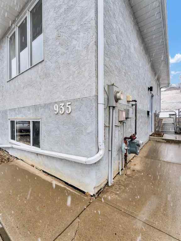 MLS&reg; # A2271240 - 933 & 935 1 Street SW in SW Hill Medicine Hat, Multi-Family Open Houses