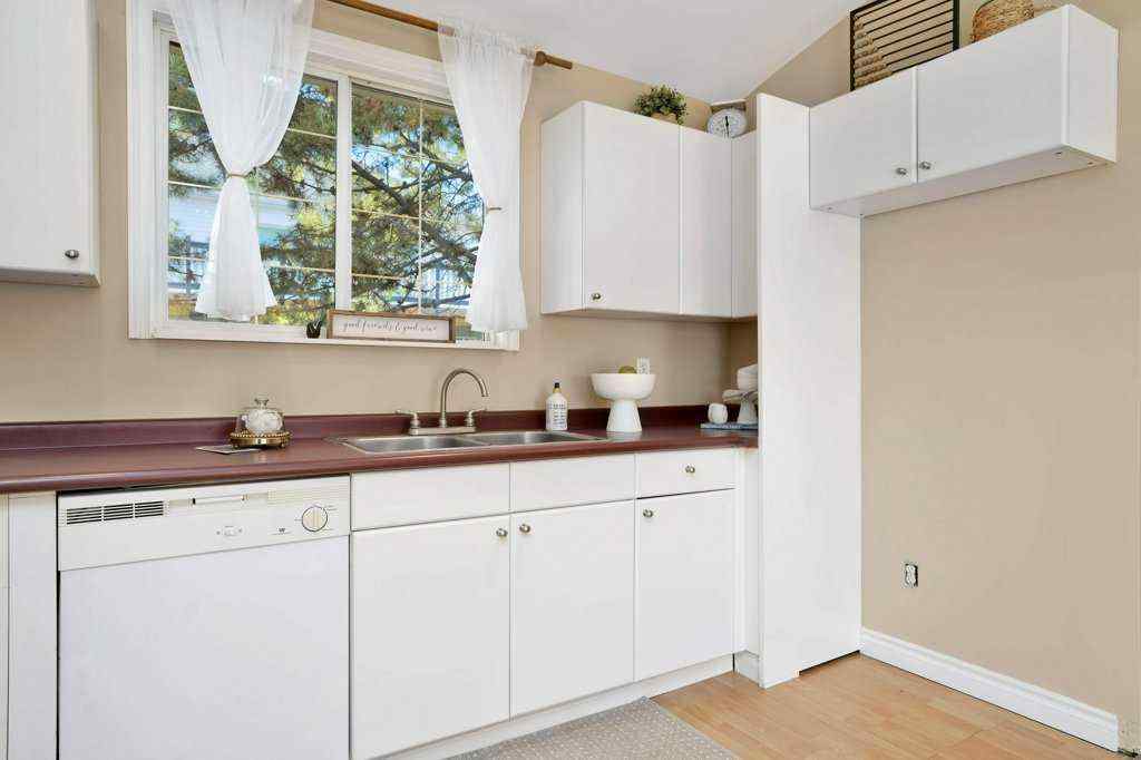 MLS&reg; # A2271290 - 8 Sunnyside Drive  in Sunnyside Rural Ponoka County, Residential Open Houses