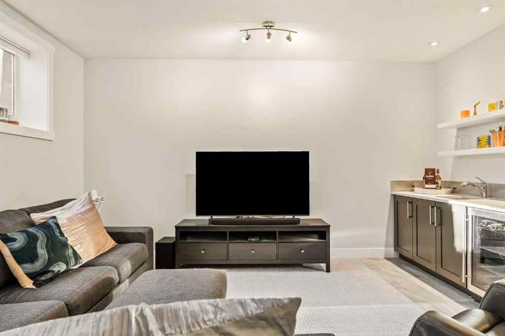 MLS&reg; # A2271332 - 447B 23 Avenue NW in Mount Pleasant Calgary, Residential Open Houses