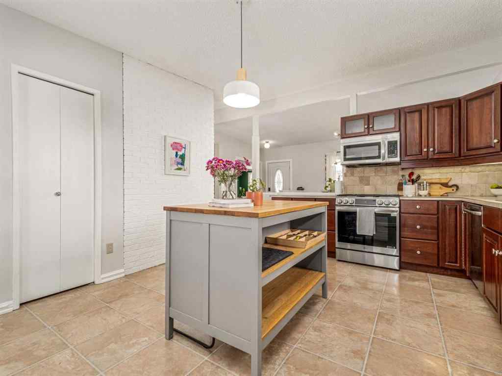 MLS&reg; # A2271389 - 25 Nevada Road W in Varsity Village Lethbridge, Residential Open Houses