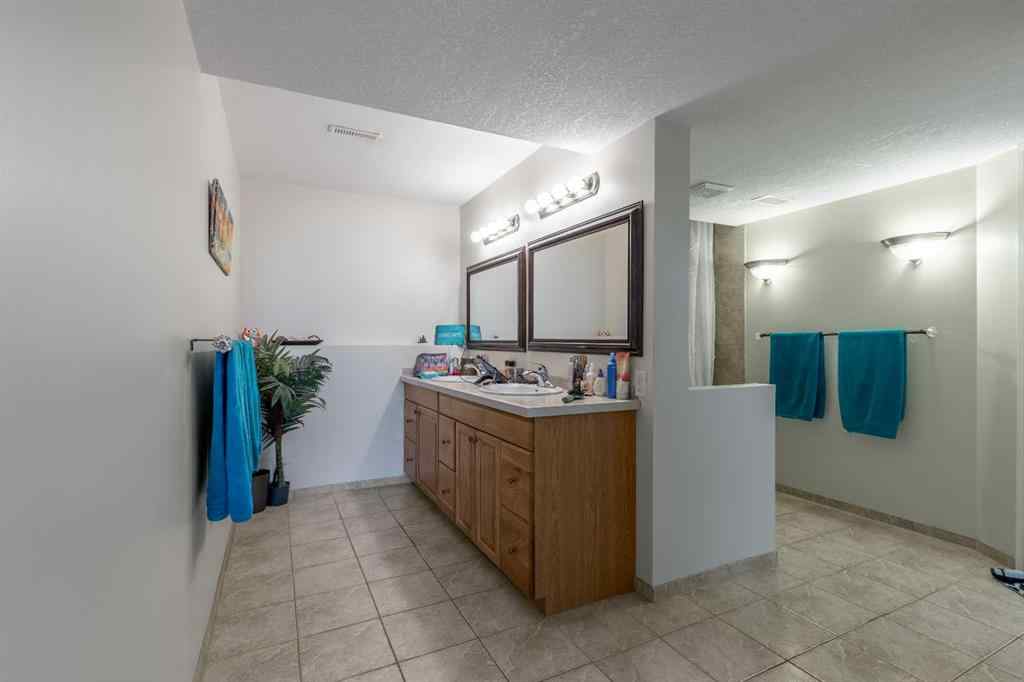 MLS&reg; # A2271467 - 188 Cougar Way N in Uplands Lethbridge, Residential Open Houses