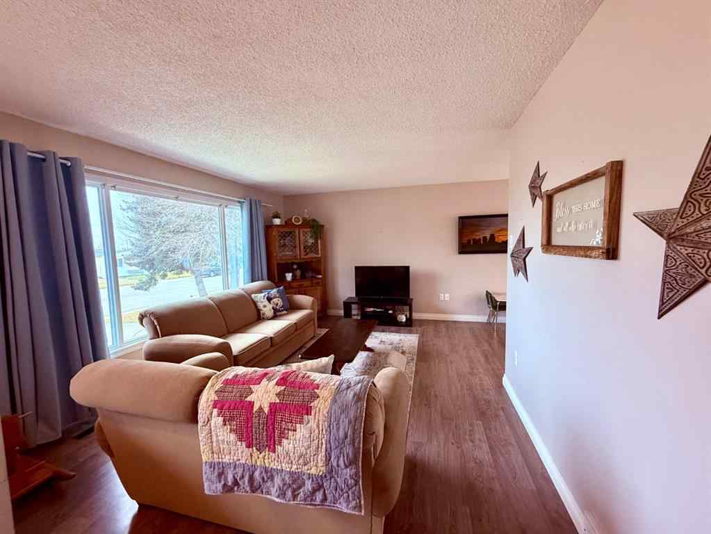 MLS&reg; # A2271656 - 614 5 Avenue W in Hanna Hanna, Residential Open Houses