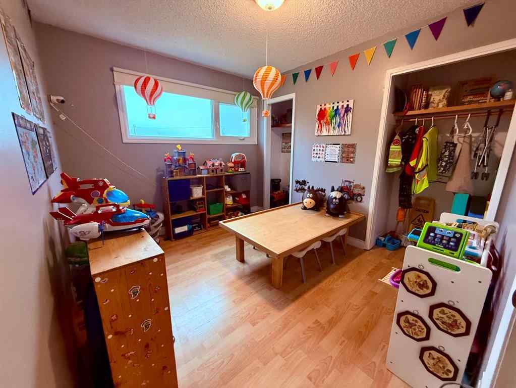 MLS&reg; # A2271656 - 614 5 Avenue W in Hanna Hanna, Residential Open Houses