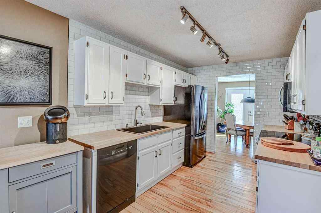 MLS&reg; # A2271803 - 80 Woodglen Road SW in Woodbine Calgary, Residential Open Houses