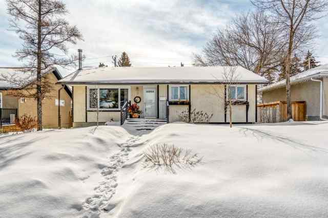 15 Kentish Drive SW in  Calgary