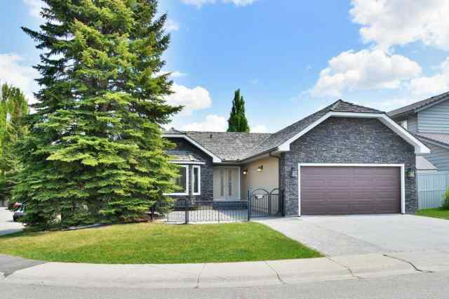 Oakridge real estate 9204 Oakmount Drive SW in Oakridge Calgary
