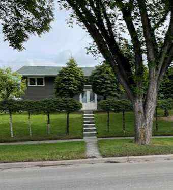 Varsity real estate 4928 40 Avenue NW in Varsity Calgary