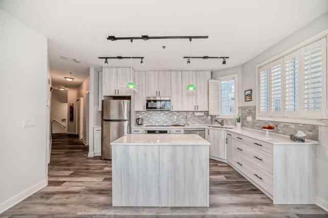 Parkdale real estate 201, 3412 Parkdale Boulevard NW in Parkdale Calgary