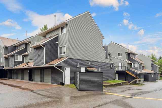 Glamorgan real estate 113, 34 Glamis Green SW in Glamorgan Calgary