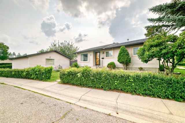 Pineridge real estate 120 Pinegreen Close NE in Pineridge Calgary