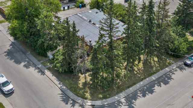 Bowness real estate 7703 41 Avenue NW in Bowness Calgary