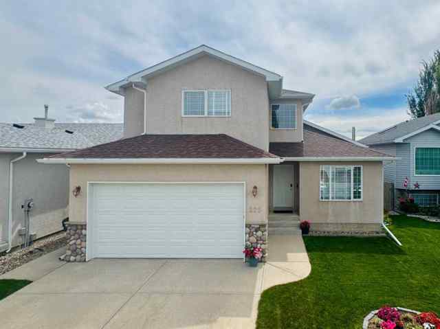 Uplands real estate 225 Cougar Way N in Uplands Lethbridge