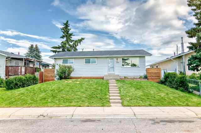 Penbrooke Meadows real estate 256 Penbrooke Close SE in Penbrooke Meadows Calgary