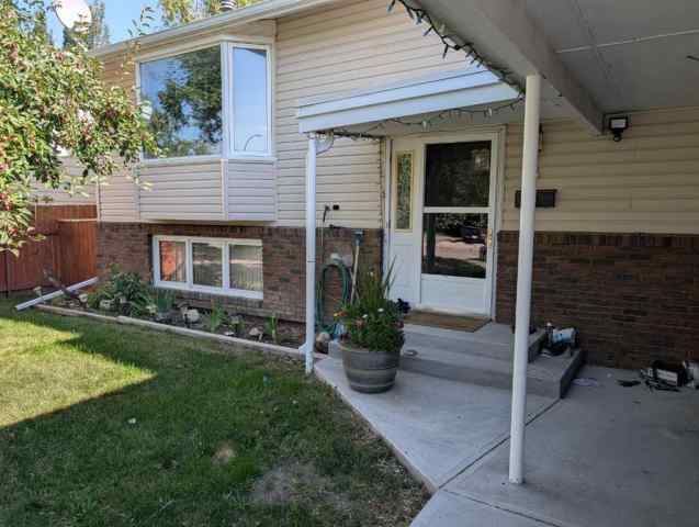 Varsity Village real estate 18 Sheridan Place W in Varsity Village Lethbridge