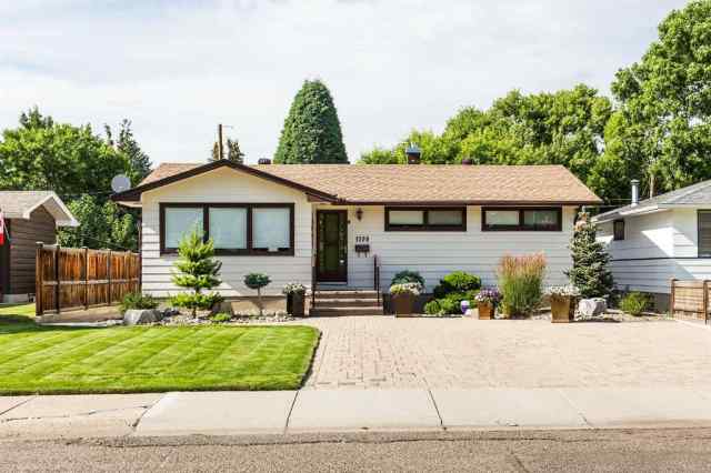 Agnes Davidson real estate 1309 17 Avenue S in Agnes Davidson Lethbridge