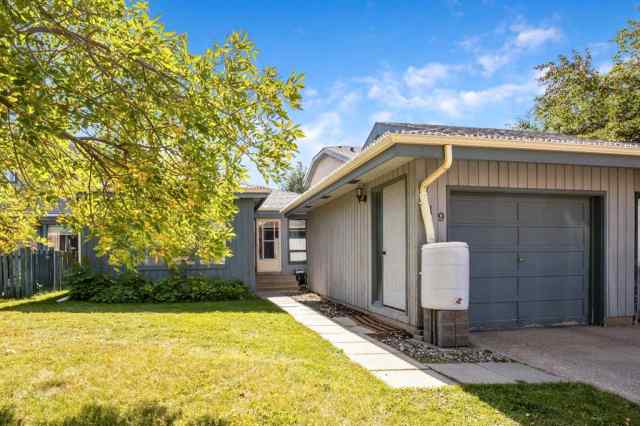 Hawkwood real estate 19 Hawkfield Way NW in Hawkwood Calgary