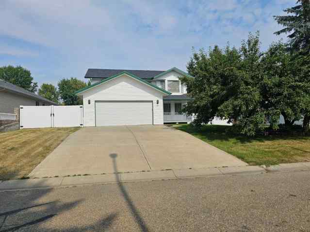 English Estates real estate 10 Pickwick Lane  in English Estates Lacombe