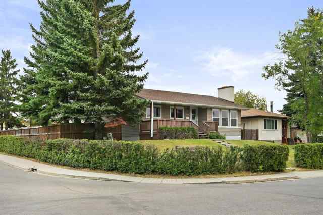Pineridge real estate 5704 18 Avenue NE in Pineridge Calgary