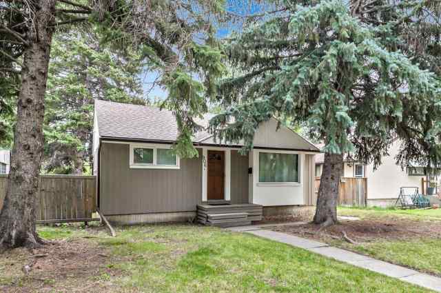 Renfrew real estate 906 Rundle Crescent NE in Renfrew Calgary