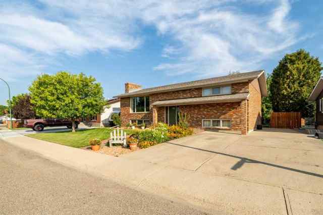 Ross Glen real estate 72 Rossmere Way SE in Ross Glen Medicine Hat