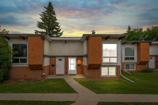Pineridge real estate 105 Pinemont Bay NE in Pineridge Calgary