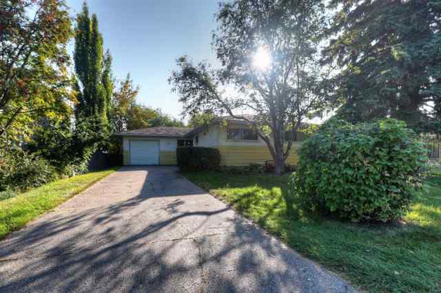 Wildwood real estate 146 Wedgewood Drive SW in Wildwood Calgary