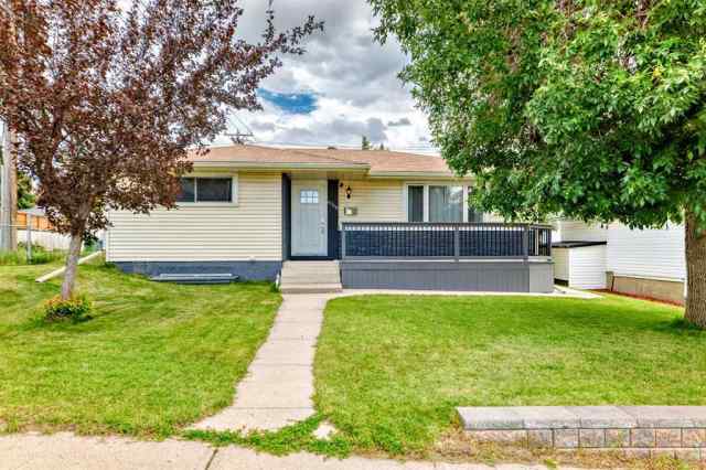 Dalhousie real estate 6048 Dalgetty Drive NW in Dalhousie Calgary